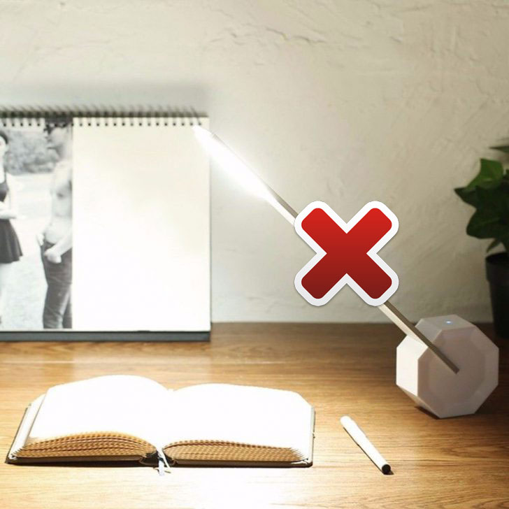 неправильная настольная лампа для школьника свет бьет в глаза