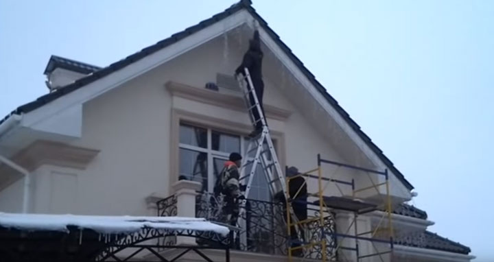 подвеска и крепление новогодней гирлянды на фасаде дома