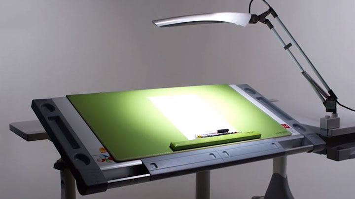 отражение яркой лампы на рабочем столе